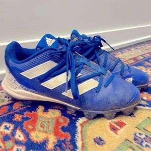 Adidas Size 3.5 soccer cleat. Unisex. Worn but in great condition.
